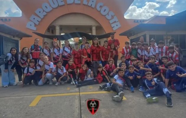 Los planteles finalistas del Torneo de Verano disfrutaron del clásico viaje al Parque de la Costa - Foto: Facebook Liga de Fútbol Infantil de San Pedro
