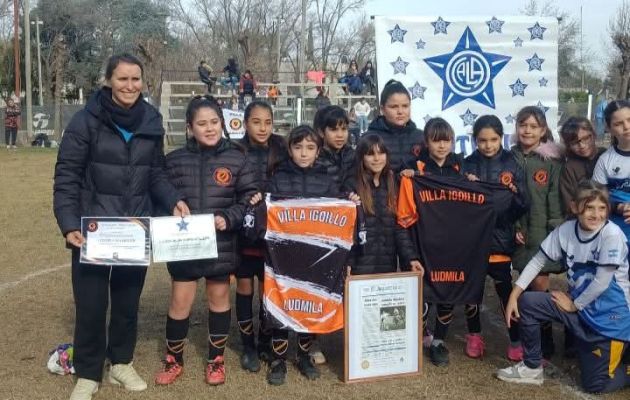 Ludmila Manicler recibió un reconocimiento en el inicio de la segunda fase - Foto: Club Infantil Villa Igoillo 