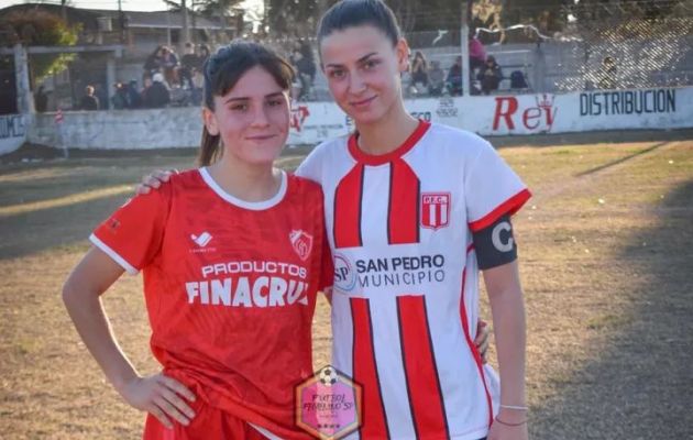 Milagros Castro y Adnara Giménez disputan el Mundial Amateur de Fútbol 7 - Foto: Facebook Fútbol Femenino San Pedro 