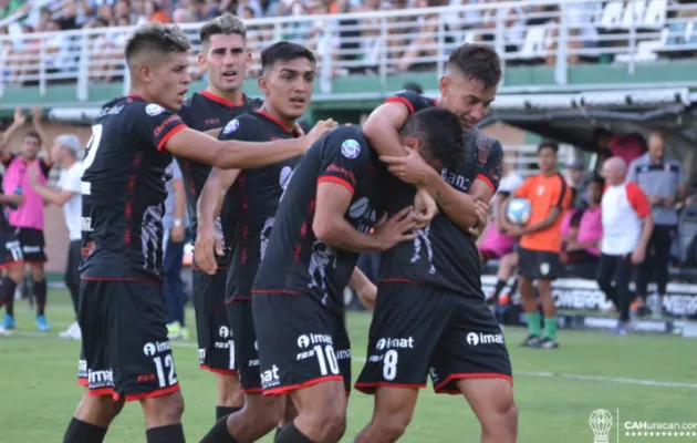 Sebás (12) comparte el festejo del gol de Ojeda - Foto Prensa Huracán