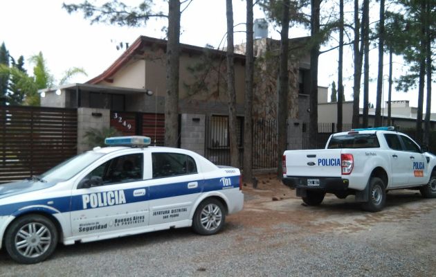 Policía trabajó en la vivienda donde una familia fue víctima de un violento asalto. Foto: Pablo Martínez