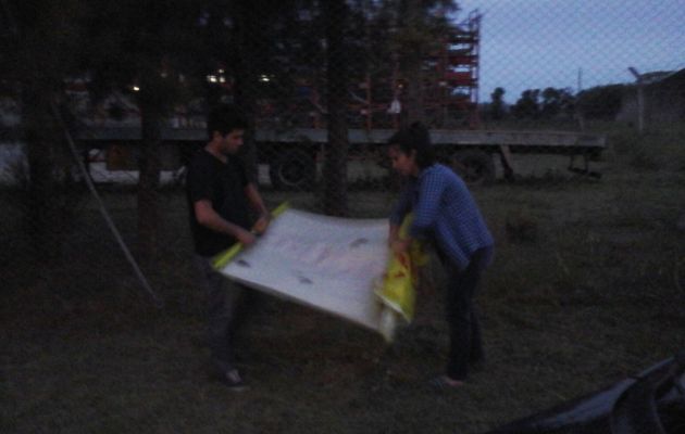 Jóvenes de Cambiemos retiraron pasacalles tras la campaña.
