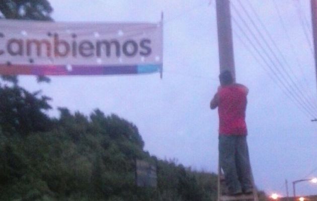 Jóvenes de Cambiemos retiraron pasacalles tras la campaña.
