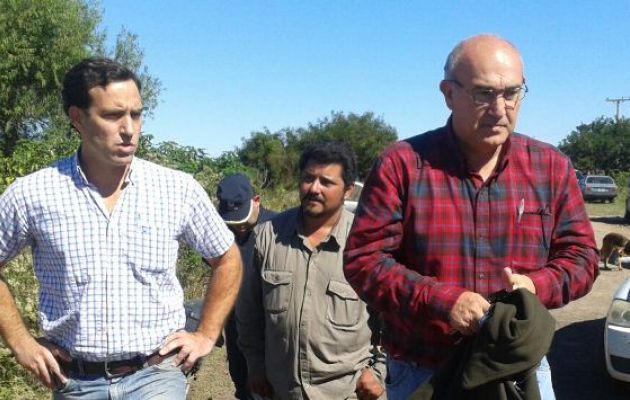 Corti y Ponzio junto a vecinos de Vuelta de Obligado. Foto: Pablo Martínez
