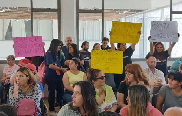 En la última sesión ordinaria del HCD, que no llegó a concretarse, hubo carteles y consignas a favor y en contra de la reasunción de Juan Ramos. Foto: Visión Regional
