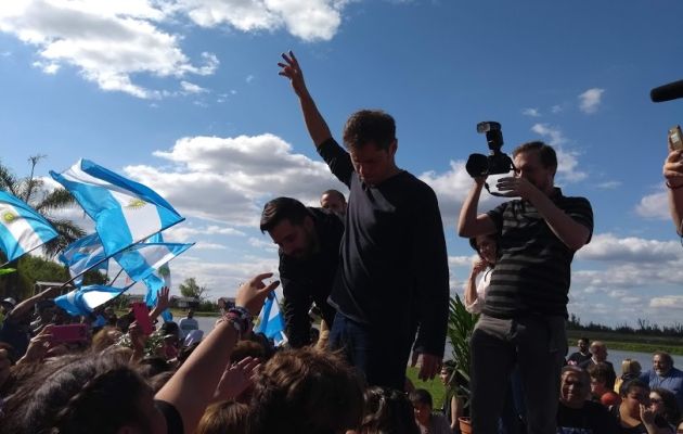 Axel Kicillof, tras el acto en San Pedro, saludó a los/as vecinos/as presentes. Foto: Visión Regional
