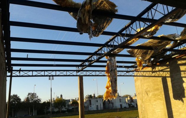 "Se robaron las chapas", denuncian vecinos de barrio Banfield ante el desmantelamiento del edificio. Foto: Pablo Martínez