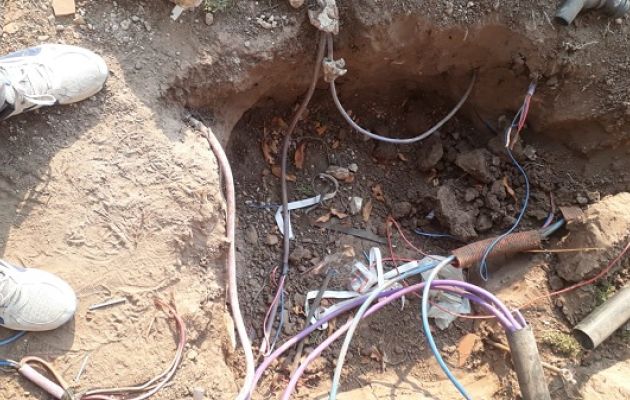 La foto muestra el robo y la destrucción en parte del tendido eléctrico de El Porvenir