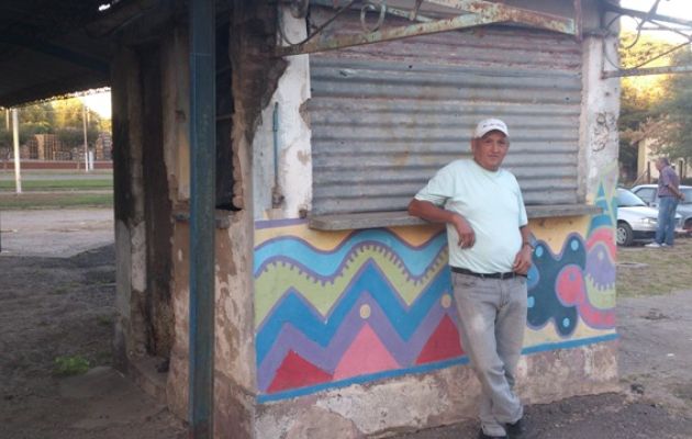 Como hace 20 años. Juan, y el kiosco que lo vio crecer. Foto: Visión Regional