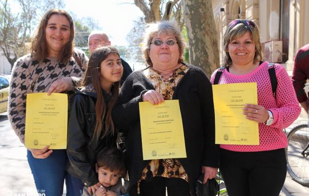 Este martes, 77 familias recibieron su escritura