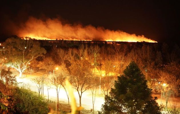 El incendio frente a la costa de San Pedro. Foto: Julián Borrell
