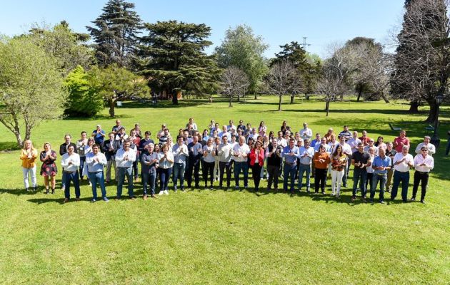 Los y las representantes sampedrinos/as en San Nicolás, en la izquierda de la imagen