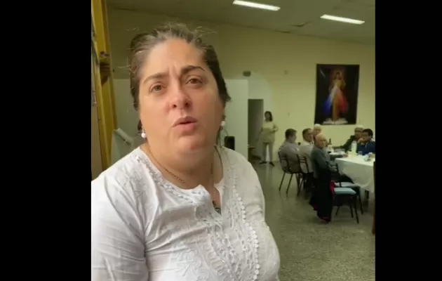 Marisa Corvalán estaba en la iglesia San Roque, almorzando con el obispo y curas de la zona. Foto captura video.