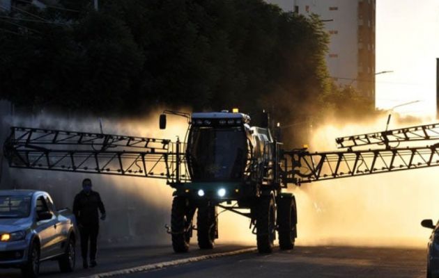 El Intendente "fumigó" la ciudad con un mosquito. Foto: La Opinión de Pergamino