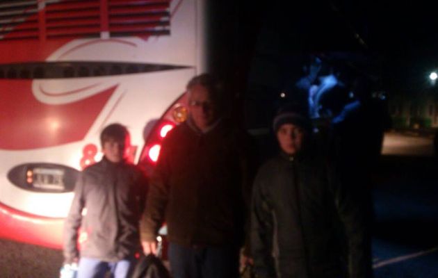 En el centro, Pedro toma las manos de Fernando (izquierda) y Daniel (derecha)