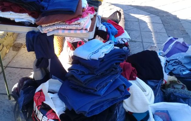 El perchero solidario vuelve a Plaza Belgrano. Foto: Visión Regional