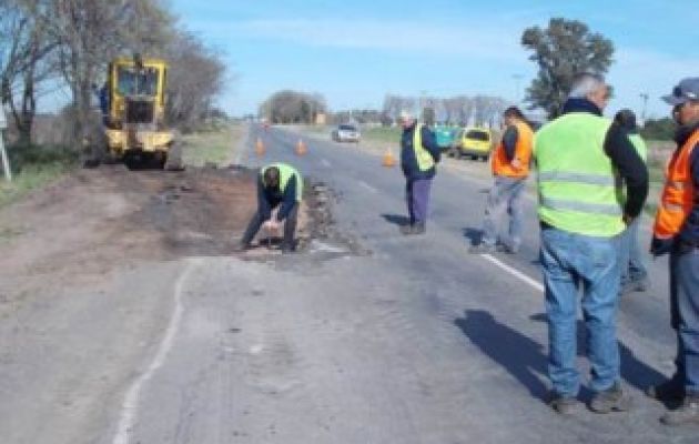 Comenzaron las tareas de bacheo pero siguen las protestas. Foto: Arrecifes Noticias