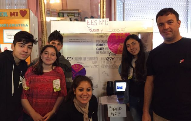 Alumnos de la Secundaria 15 presentaron un informe sobre "Pobreza y consumo".