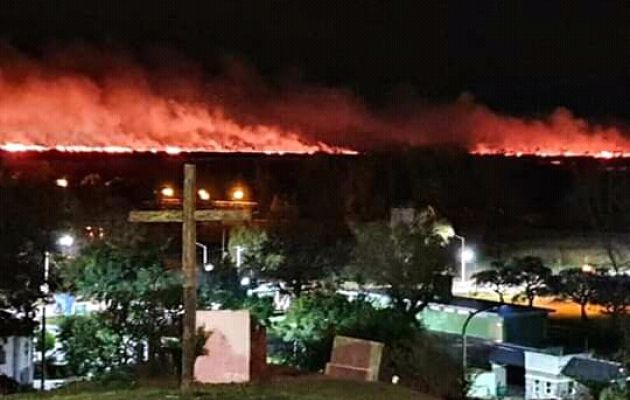 El fuego desde la costa de San Pedro, este domingo 23