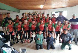 Banfield estrenó indumentaria pero no lo pudo coronar con un resultado positivo 