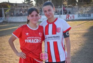 Milagros Castro y Adnara Giménez disputan el Mundial Amateur de Fútbol 7 - Foto: Facebook Fútbol Femenino San Pedro 