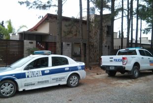 Policía trabajó en la vivienda donde una familia fue víctima de un violento asalto. Foto: Pablo Martínez