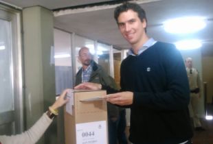 Juan Luis Garavaglia votó en la escuela Industrial. Foto: Pablo Martínez