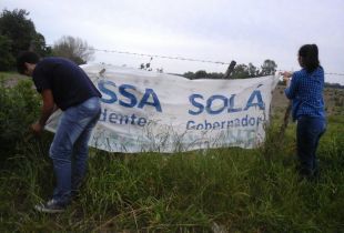 Jóvenes de Cambiemos retiraron pasacalles tras la campaña.