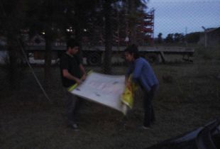 Jóvenes de Cambiemos retiraron pasacalles tras la campaña.