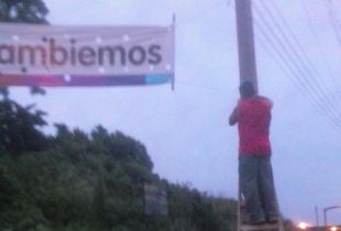 Jóvenes de Cambiemos retiraron pasacalles tras la campaña.