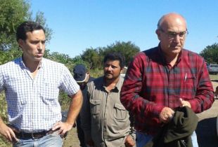 Corti y Ponzio junto a vecinos de Vuelta de Obligado. Foto: Pablo Martínez