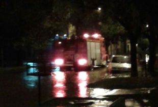 Vecinos debían abandonar los autos que quedaron bajo el agua. Foto: Visión Regional