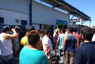 Trabajadores/as aguardan por novedades en las puertas del frigorífico. Foto Visión Regional