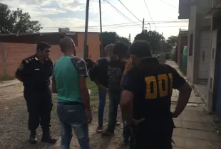 El momento de la detención del vecino de Eliana. Foto gentileza Pablo Casas - FM 10 Capitán Sarmiento