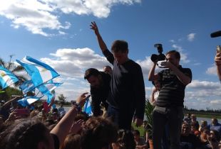 Axel Kicillof, tras el acto en San Pedro, saludó a los/as vecinos/as presentes. Foto: Visión Regional