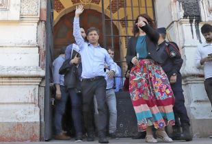 Axel Kicillof a la salida de la Gobernación bonaerense. Foto: La Nación