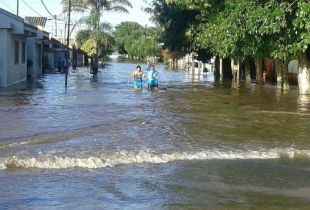 Miles de evacuados son asistidos por el Ejercito en La Emilia. Foto: Clarín