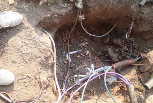 La foto muestra el robo y la destrucción en parte del tendido eléctrico de El Porvenir