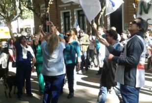 Los trabajadores reclamaron frente a la Clínica. Foto: Pablo Martínez