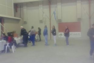 Socios/as de la Coopser se acercan a elegir sus delegados. Foto: Visión Regional