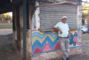Como hace 20 años. Juan, y el kiosco que lo vio crecer. Foto: Visión Regional