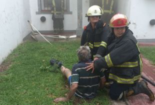 Grazziano fue el primero en ser rescatado del interior de la casa en llamas. Foto: Visión Regional
