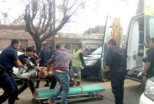 El momento en que el femicida era trasladado por Policía en una ambulancia. Diario El Informante