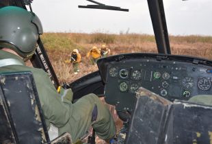 Los operativos en la zona de islas donde muchas veces el fuego no se ve en la superficie. Foto gentileza Defensa Civil Entre Ríos
