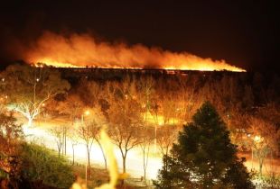 El incendio frente a la costa de San Pedro. Foto: Julián Borrell