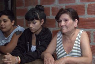 Carla, amiga de Jesús; Antonela, su hermana, y Felisa, madre del joven asesinado. Foto: Visión Regional
