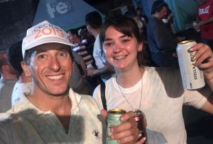Lara Obrador, exdelegada de la fábrica cerrada JS Textil, ahora empleada del Hospital, celebrando con Iván Paz la reelección de Salazar.