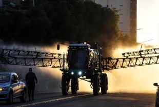El Intendente "fumigó" la ciudad con un mosquito. Foto: La Opinión de Pergamino