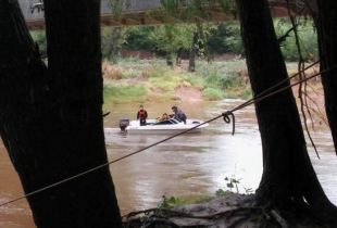 Rastrillajes para dar con el cuerpo del diño de 2 años y medio que cayó en aguas del río Arrecifes. Foto: Arrecifes Noticias