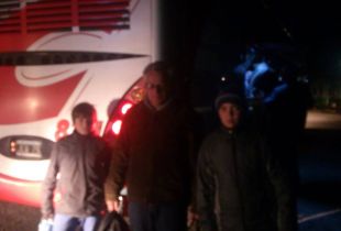 En el centro, Pedro toma las manos de Fernando (izquierda) y Daniel (derecha)